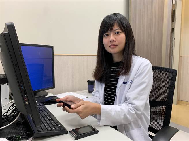 中国医药大学新竹附设医院身心科医师郑映芝，在抽血检查发现一名具有忧郁症女患者，维生素Ｄ浓度不足，透过补充维生素Ｄ搭配药物，状况大幅改善。（庄旻静摄）