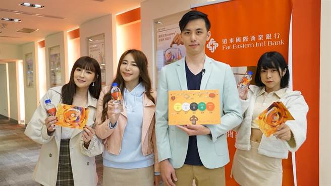 远银YouTube「小远赢了」准备钱母、发财水等开运好礼。（远银提供）