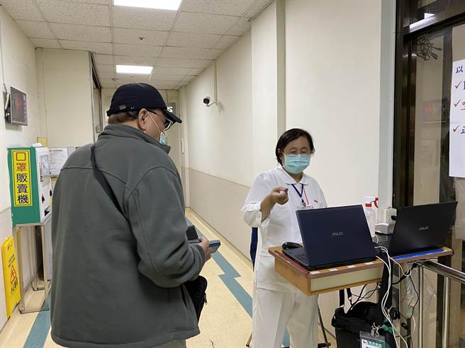 嘉义市各医疗院所即日起刷健保卡进出。（廖素慧摄）