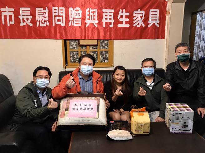 基隆市长林右昌25日下午前往七堵区魏姓女子家中，递送客听桌、三斗柜等家具。（陈彩玲摄）