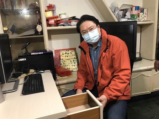 基隆市长林右说，去年制成444件再生家具、售出417件，为市库增加近50万元收入。（陈彩玲摄）