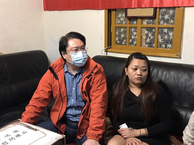 基隆市长林右昌25日下午前往七堵区魏姓女子家中，递送客听桌、三斗柜等家具。（陈彩玲摄）