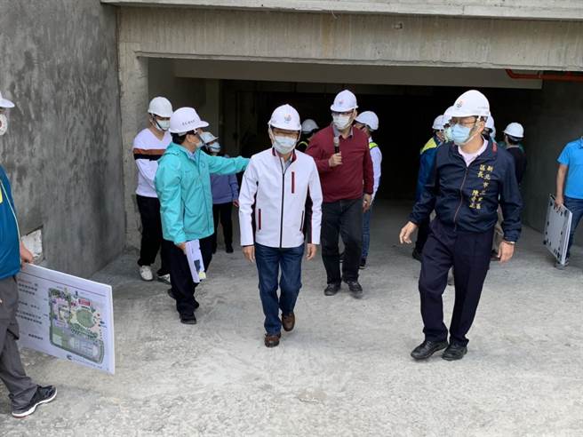 新北市副市长陈纯敬今（25）日视察三重区兴谷国小和光荣国小校舍共构地下停车场工程进度，并表示工程将会在年中如期完成。（交通局提供／李俊淇新北传真）