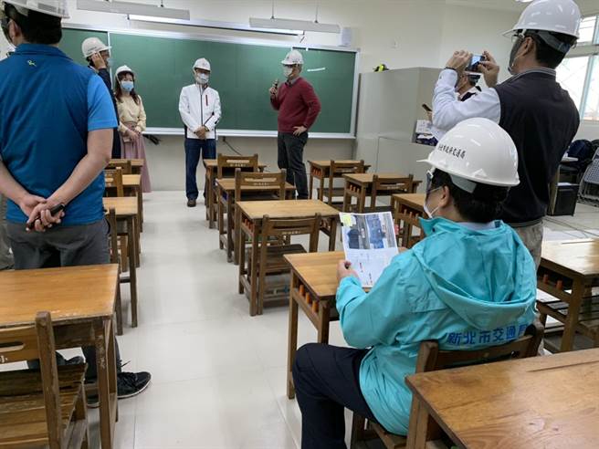 新北市副市长陈纯敬到现场听取工程进度报告。（交通局提供／李俊淇新北传真）