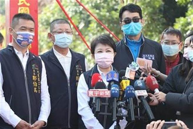 盧秀燕（左3）怒斥「惡行重大，一定重罰！」台中市政府衛生局除已將男子強制送至集中檢疫所。（台中市政府提供／張妍溱台中傳真）