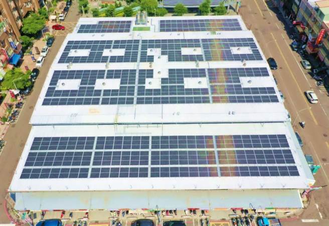高市經發局力推市場屋頂太陽能設置，不僅節能減碳，又可防止漏水。圖為龍華市場成果。（高市經發局提供／柯宗緯高雄傳真）