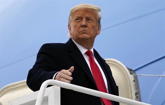 當時還是美國總統的川普1月12日準備登上空軍1號總專機的資料照。（美聯社）