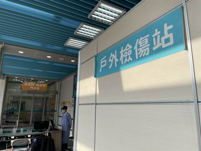 東元綜合醫院於急診室外啟動戶外檢傷站，用以分流。（院方提供／莊旻靜新竹傳真）