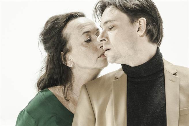 原定3月来台的阿姆斯特丹剧团，现无法来台，改以剧场直播方式，让台湾观眾坐在台湾的剧院，同步欣赏在荷兰现场的表演。图为直播作品《米蒂亚》剧照。（国家两厅院提供）