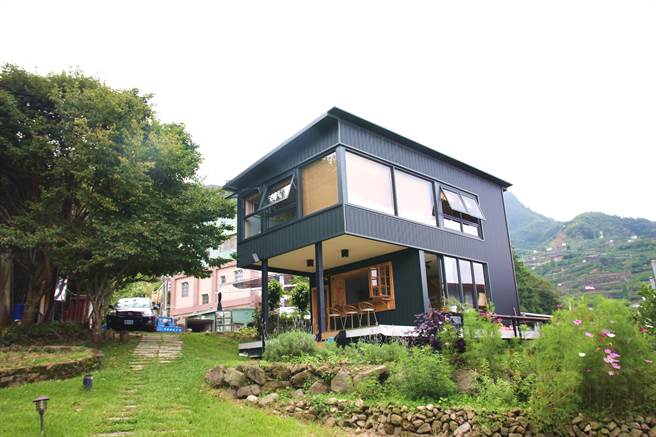 梅山乡太和村的「樱榖王」河津樱预估花期到2月初，赏花之余还能体验太和的特色茶屋。（嘉义县政府提供∕吕妍庭嘉义传真）