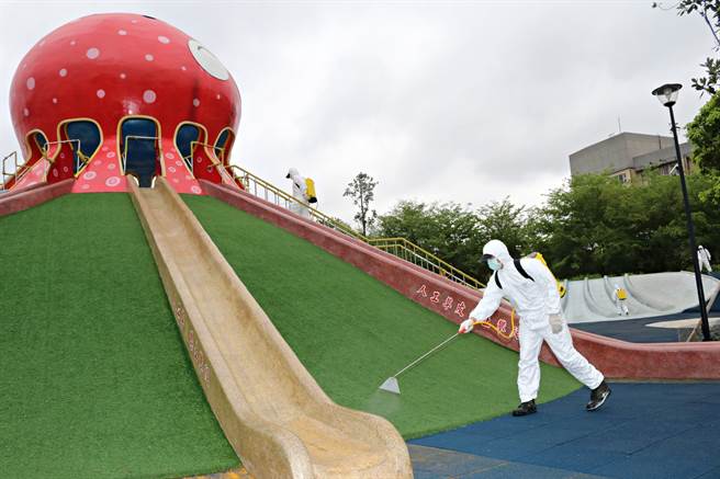 苗栗縣政府為降低病毒傳播途徑，加強貓裏喵親子公園環境整理及消毒，防範疫情擴散。（苗栗縣政府提供／何冠嫻苗栗傳真）