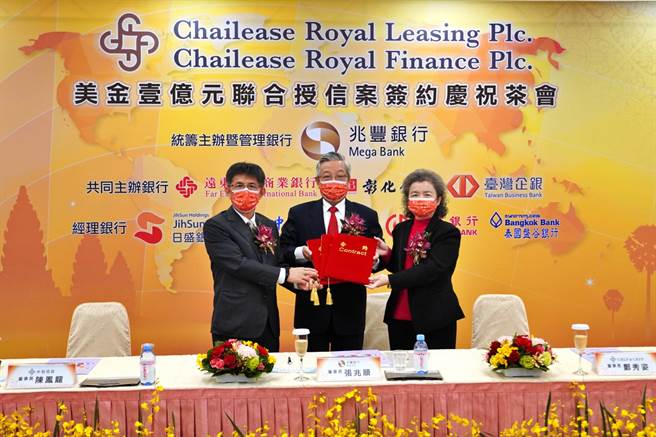 中租-KY旗下柬埔寨子公司仲利皇家企业租赁（CRLP）、仲利皇家融资（CRFP）完成3年期1亿美元联贷案，25日由中租-KY董事长陈凤龙(左)、CRLP暨CRFP董事长郑秀姿(右)与统筹主办行兆丰银董事长张兆顺(中)代表举行签约仪式。（中租提供）
