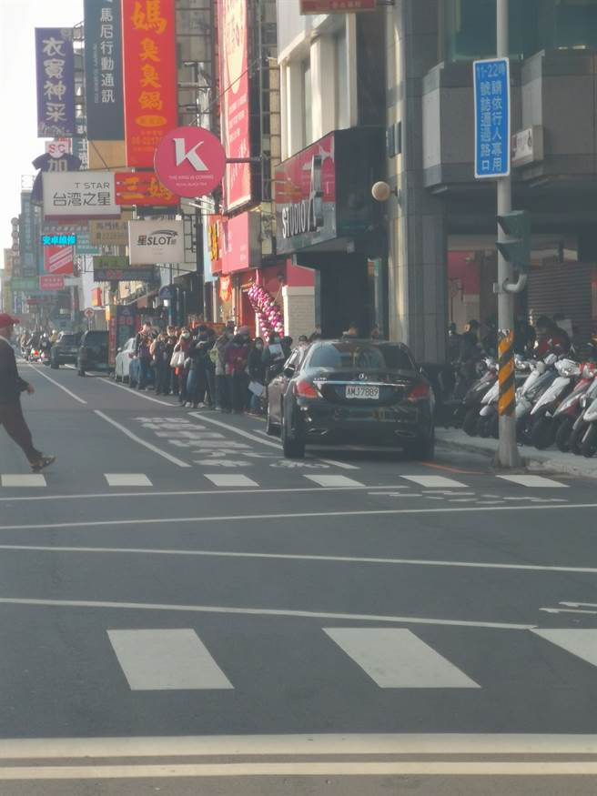 有网友在街头上看到一群人排队身影，便拍下照片上传至脸书社团《台南爆料公社》并下注解说「伍佰元之乱…西门路现场」。(翻摄台南爆料公社)