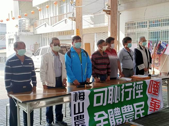 6名资格不符的梅山乡农会代表参选人在律师王正明（右一）陪同下，控诉对手阵营的不公不义。（张毓翎摄）