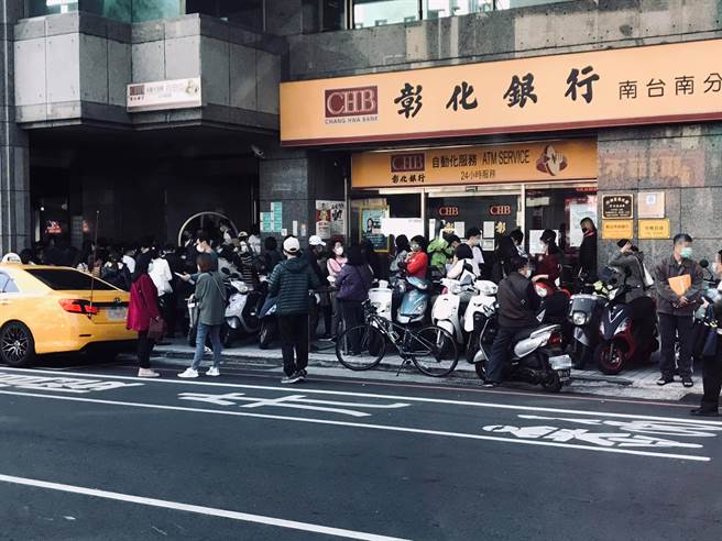 随着近期国内本土疫情日趋严峻，接头又涌现排队人潮，民眾直呼上演「500元之乱」。(翻摄台南爆料公社)