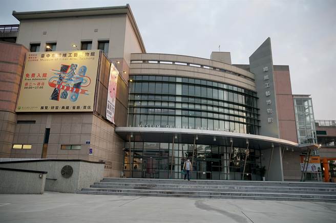 配合第15期大里市地重划，大里区公所即将拆除，28日起大里区公所将暂时搬至纤维工艺博物馆3楼办公，预计3月2日搬迁完成。（黄国峰摄）