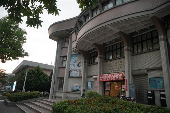 台中市府计划在15期大里市地重画区，兴建大里联合行政中心，施工期间，大里区调解会将搬迁至大新图书馆2楼。（黄国峰摄）
