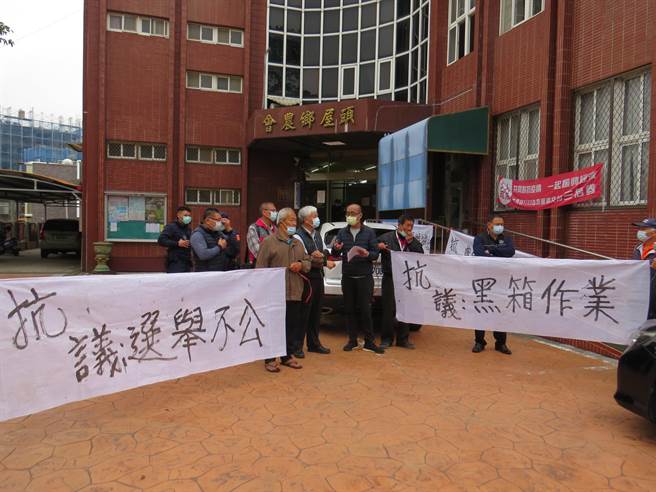 头屋乡农会登记代表候选人怒批农会选举不公，25日高举「黑箱作业」等白布条抗议。（民眾提供／何冠娴苗栗传真）