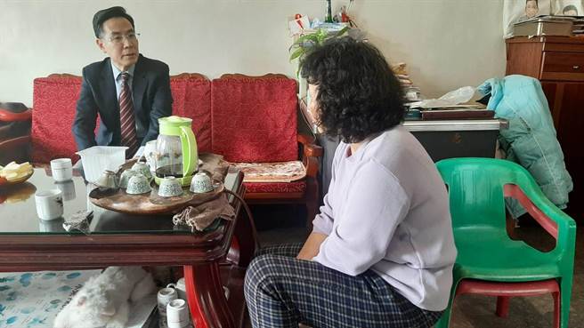 嘉义地检署检察长缪卓然（左）慰问殉职铁警李承翰之母张秀珍。（嘉义地检署提供）