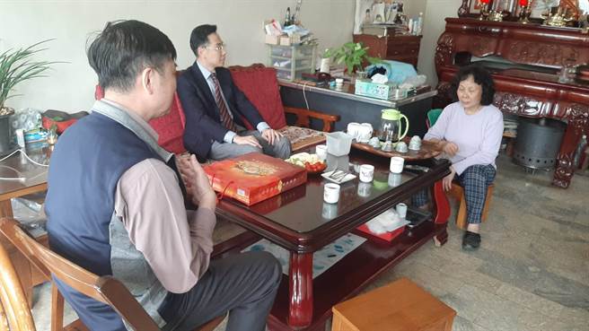 嘉义地检署检察长缪卓然（中）探视殉职警察李承翰的母亲张秀珍。（嘉义地检署提供）