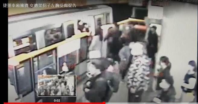 女子疑似遭男子「架拐子」攻击。图／截图捷监视器