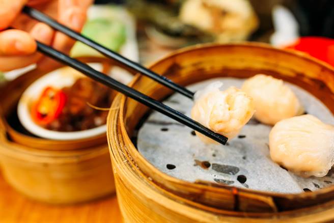 许多人在吃港式饮茶时好奇，为何售价都不是整数，没想到真相曝光让眾人意外。(示意图/达志影像)