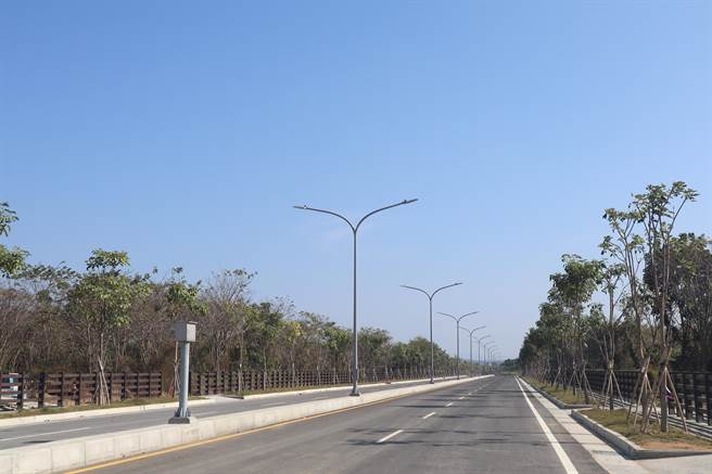 斥资约12.3亿元的台南沙崙绿能科学城联外道路25日上午通车，未来将大幅缩短高铁站至归仁区、关庙区的距离，同时还可带动沙崙绿能科学城周边发展。（李宜杰摄）