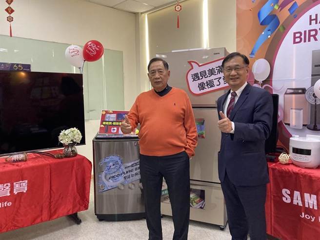 声宝集团总裁陈盛沺(左)出席旺年会线上抽奖，声宝将发出总奖额800万元、最大奖为十张自家股票尾牙奖项。图／郭及天