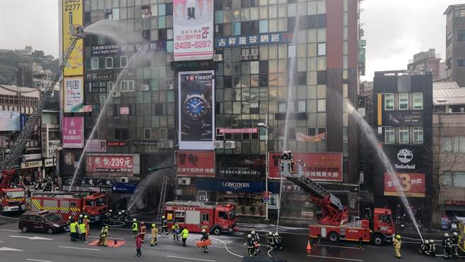 基隆市消防局為進一步維護民眾安全，25日下午3點，在仁愛區愛三路舉辦春節期間加強火災搶救演練。（基隆市消防局提供／陳彩玲基隆傳真）