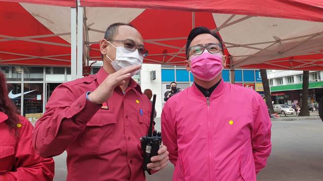 演練陣仗相當龐大，民眾誤以為真的發生火警，市議員童子瑋也到場關心。（翻攝照片／陳彩玲基隆傳真）