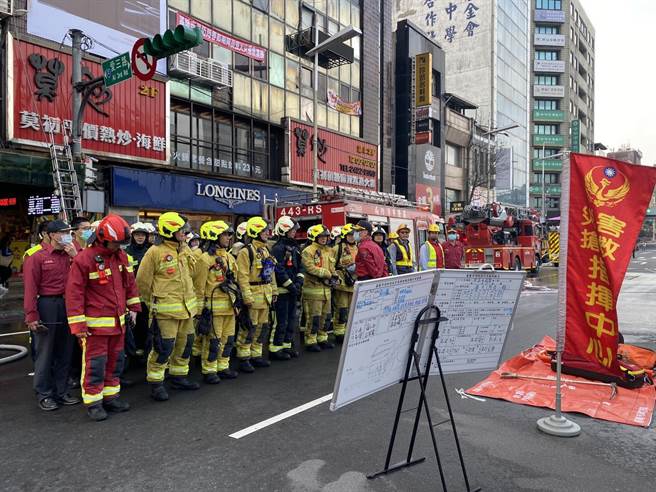 基隆市消防局25日下午3點，在仁愛區愛三路進行火災搶救演練。（基隆市消防局提供／陳彩玲基隆傳真）
