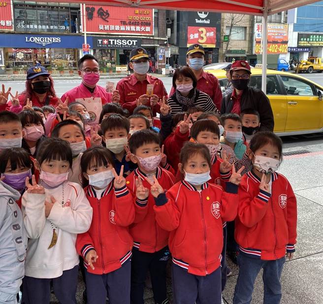 基隆市消防局25日下午3點，在仁愛區愛三路進行火災搶救演練。（基隆市消防局提供／陳彩玲基隆傳真）