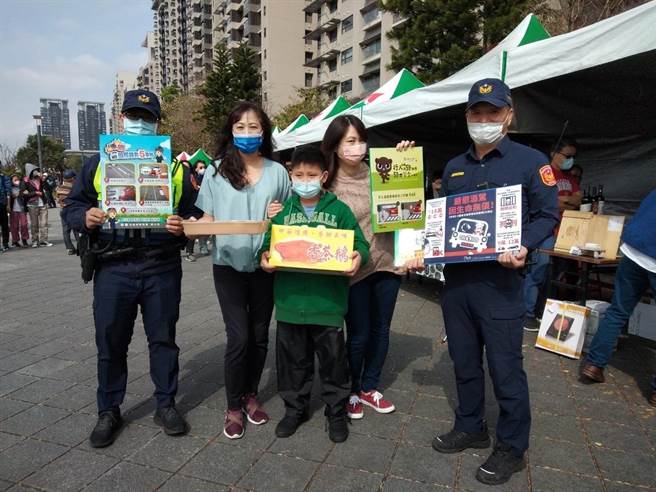 新北市新店警分局特别于春节前深入地方各项活动，进行交通安全宣导，呼吁民眾应遵守交通规则，快乐出游，迎接平安的新年。（新店警分局提供）