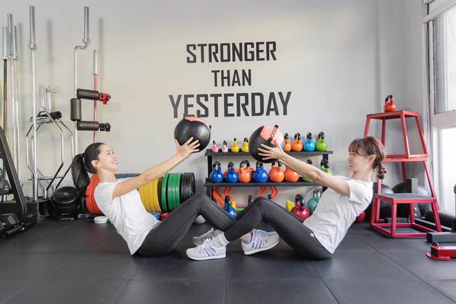 潘慧如、张家慧执行「女神再造计划」。（小宇宙娱乐提供）