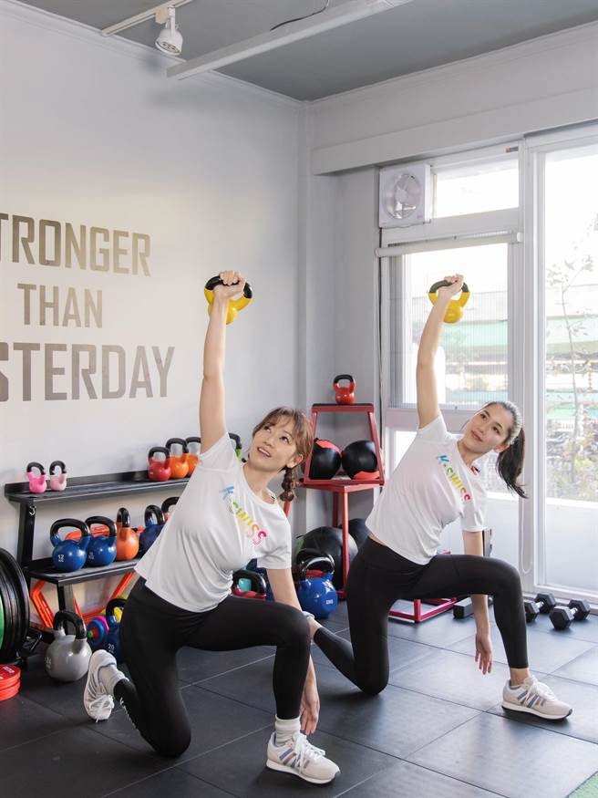 潘慧如、张家慧执行「女神再造计划」。（小宇宙娱乐提供）