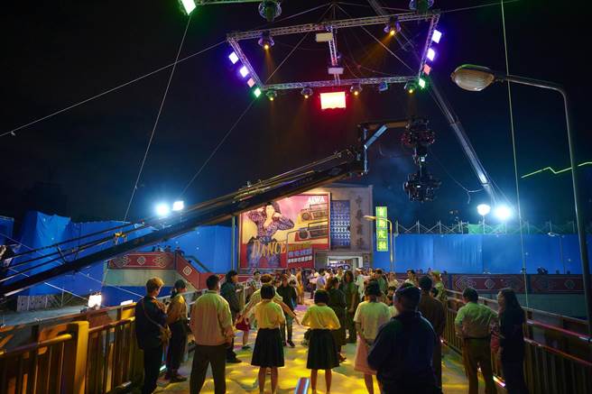 《天橋上的魔術師》出動兩百人一起跳大排舞。（公視、myVideo提供）