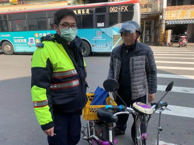 1名老翁不熟悉提款机的操作室如何操作，幸亏警方及时解围。（姜霏翻摄）