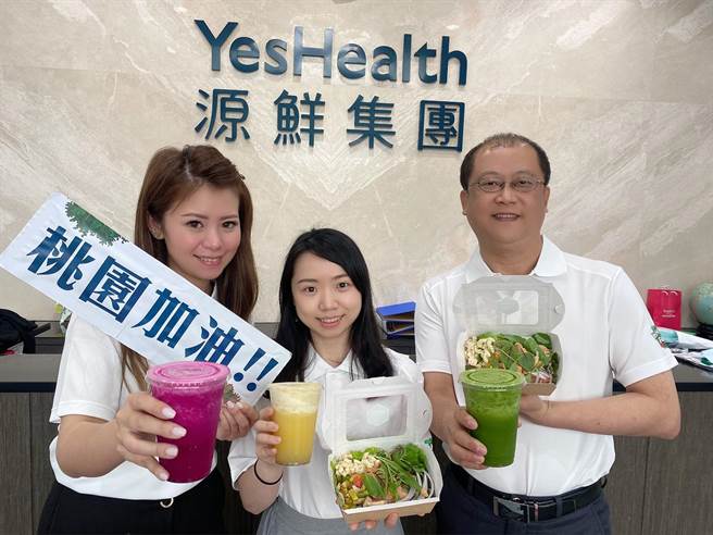 源鲜智慧农场力挺桃园医护健康，温暖送爱到卫生福利部桃园医院，26日至2月4日每天送蔬食、蔬果汁，给医护人员补充元气。(源鲜智慧农场提供／杨宗灏桃园传真)