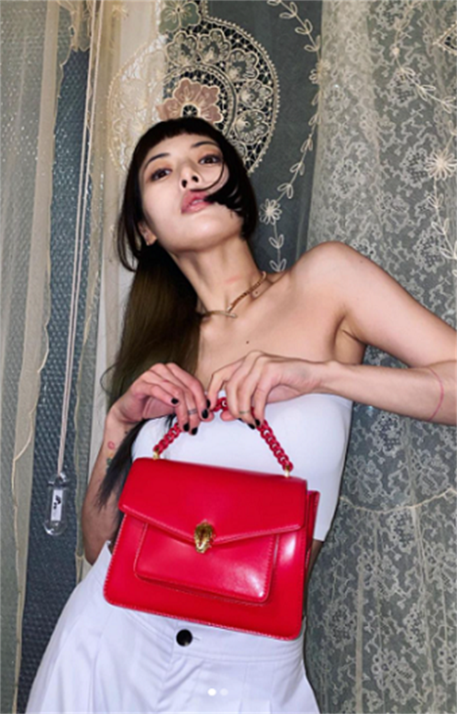 韩国歌手金泫雅配戴BVLGARI Serpenti Forever Maxi Chain红石榴石色小羊皮肩背包。 (图撷自hyunah_aa IG)