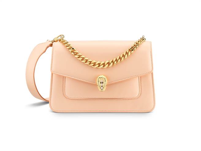 宝格丽Serpenti Forever Maxi Chain蜜桃色小羊皮肩背包，10万8800元。（BVLGARI提供）