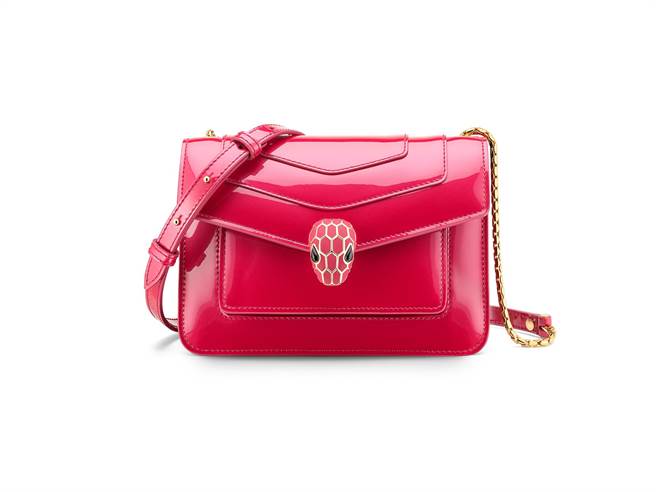 宝格丽Serpenti Forever红石榴石色小牛皮肩背包，8万8800元。（BVLGARI提供）