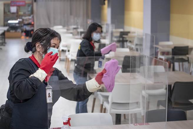 市政大楼B1员工餐厅用餐区设置透明隔板、每小时加强消毒桌面。(秘书处提供／蔡依珍桃园传真)