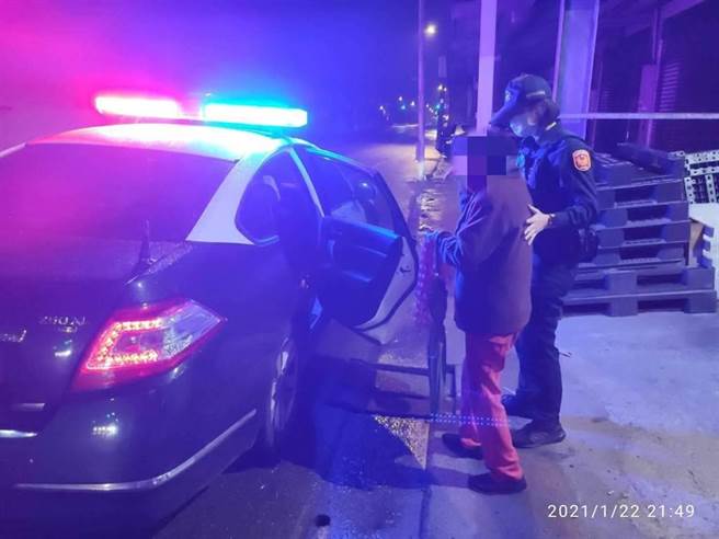 老婦迷路行走10公里，暖警及時協助返家。（姜霏翻攝）
