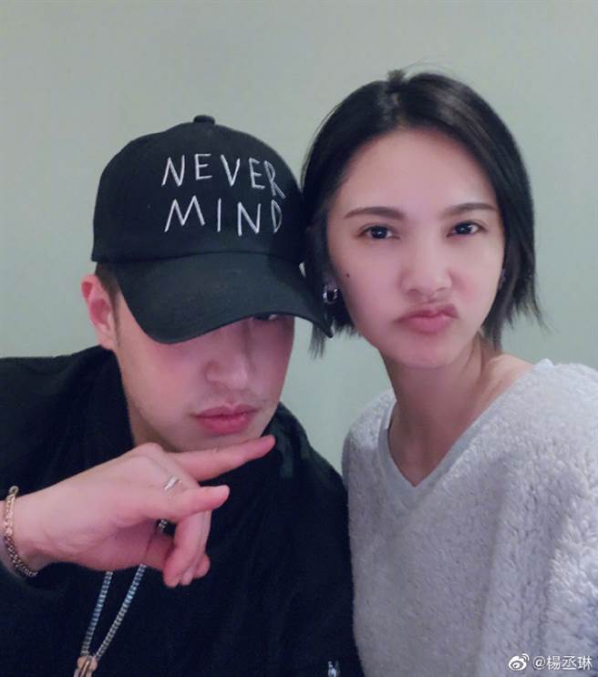 楊丞琳稍早PO和潘瑋柏合影，被網友敲碗想看夫妻合照。（圖／翻攝自微博）