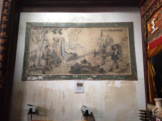 台南市文资处近来于国定古蹟台南大天后宫壁画周边增设2座负离子产生器，有效减少壁画受油烟沾附情形。（文资处提供／李宜杰台南传真）