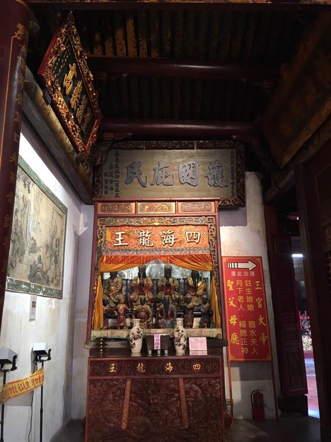 台南市文资处近来于国定古蹟台南大天后宫壁画周边增设2座负离子产生器，有效减少壁画受油烟沾附情形。（文资处提供／李宜杰台南传真）