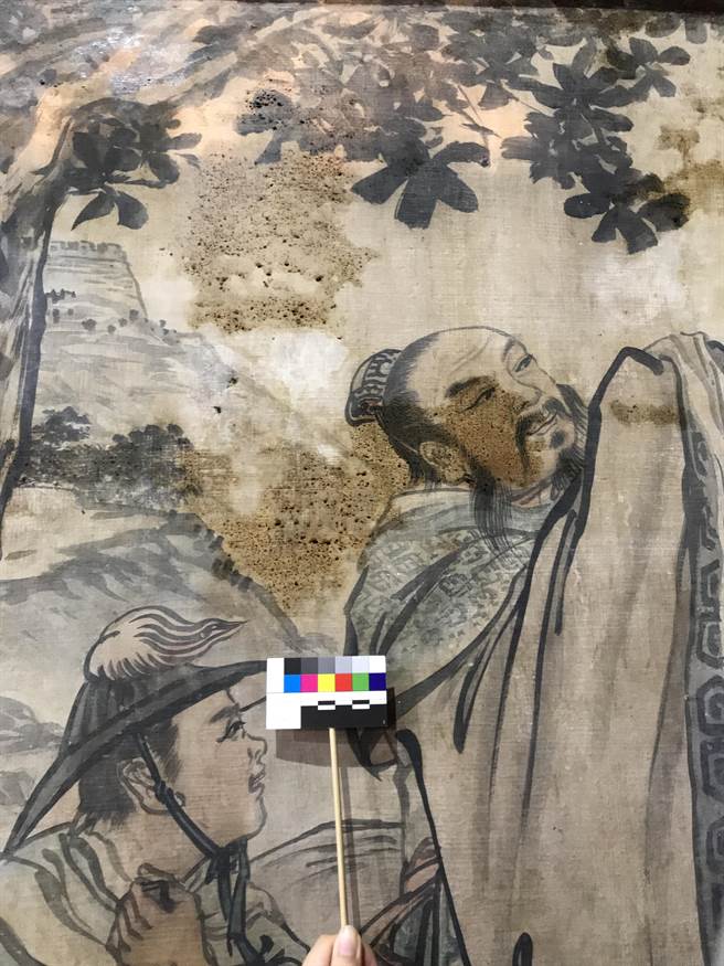 台南市文资处近来于国定古蹟台南大天后宫壁画周边增设2座负离子产生器，有效减少壁画受油烟沾附情形。（文资处提供／李宜杰台南传真）