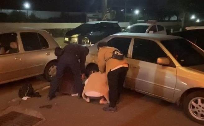 36岁黄姓男子见警方盘查加速衝撞逃逸，最后擦撞2辆汽车后停止，警方当场压制逮捕黄嫌等3人，并在车上查获二级毒品安非他命，警方将3人带回侦讯。（翻摄）