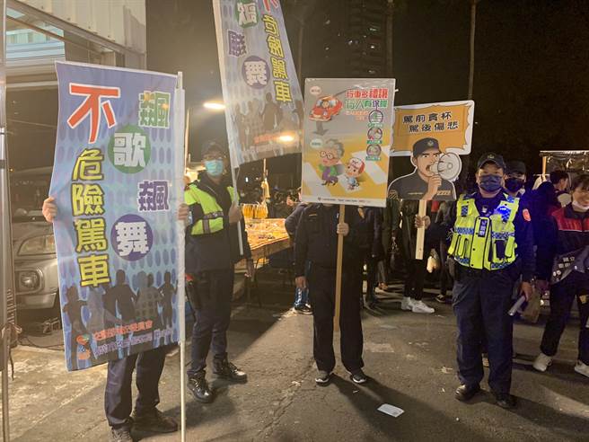 台南市警一分局于大东夜市进行交通安全宣导。（警一分局提供／李宜杰台南传真）