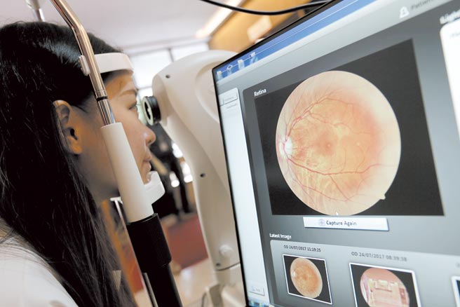 圖為「AI辨識醫學影像系統」可讓家醫、眼科診所容易拍攝眼底與回饋眼底狀況，提高糖尿病眼底拍攝執行率。圖／本報資料照片